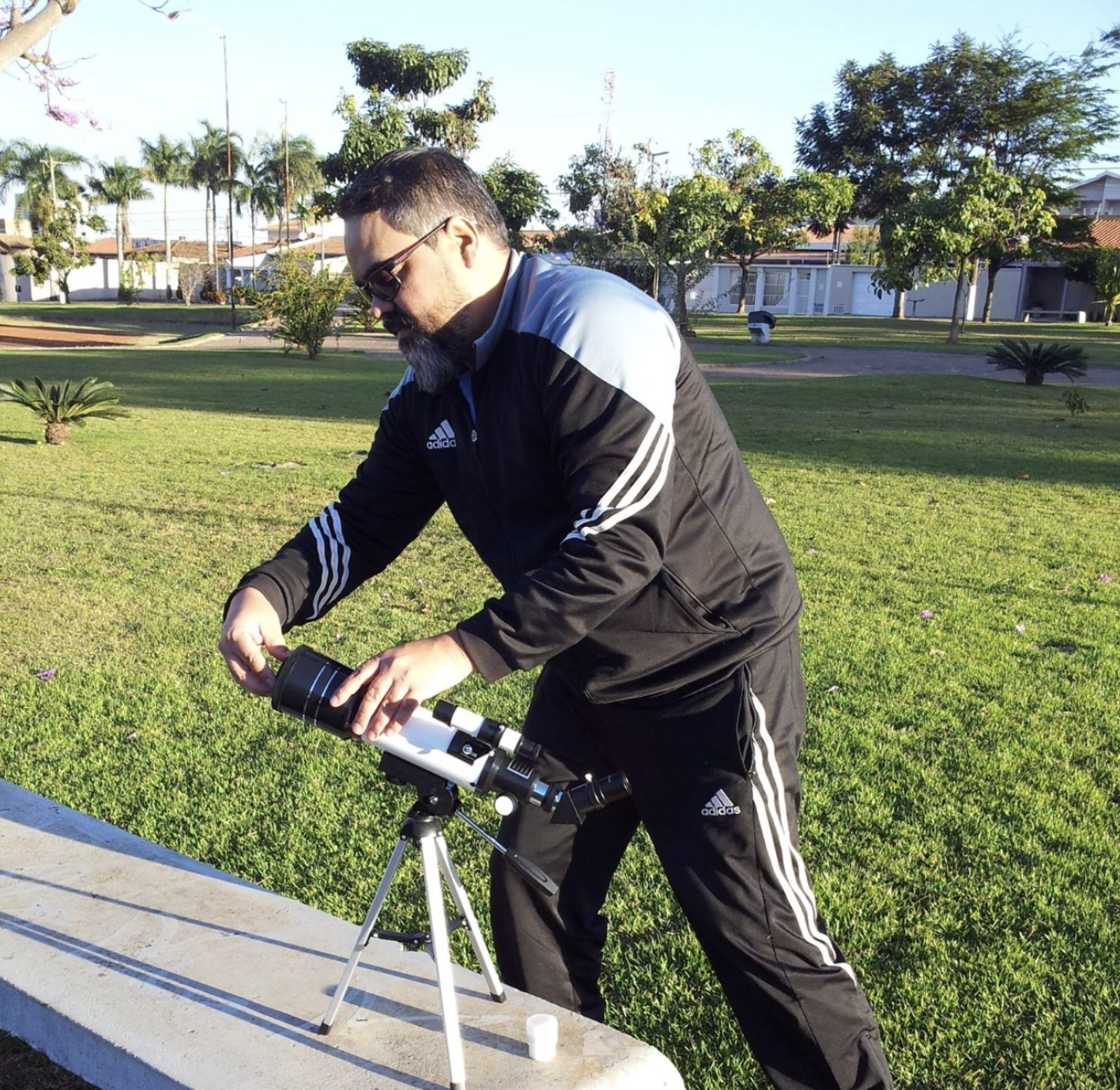 Lino Filho observando os astros com um telescópio.